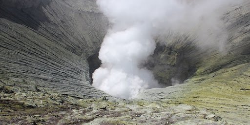 Kawah Gunung Bromo yang mengeluarkan asap